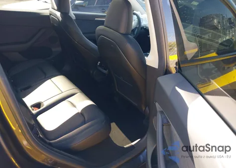 2024 Tesla Model Y Long Range Dual Motor All-Wheel Drive/Rwd z USA, uszkodzony, nr VIN 7SAYGDED7RF095496